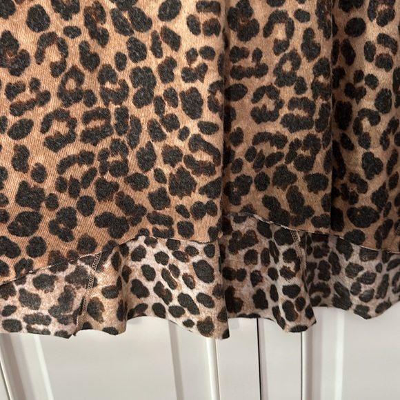 Women’s leopard top size medium. Super soft and in great condition - Picture 5 of 8